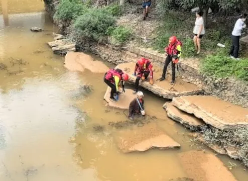 石屏老人深陷淤泥 消防紧急救援化险为夷 石屏老人深陷淤泥 消防紧急救援化险为夷