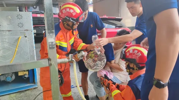 富宁消防紧急救援 成功取下卡手蒸盘 富宁消防紧急救援 成功取下卡手蒸盘