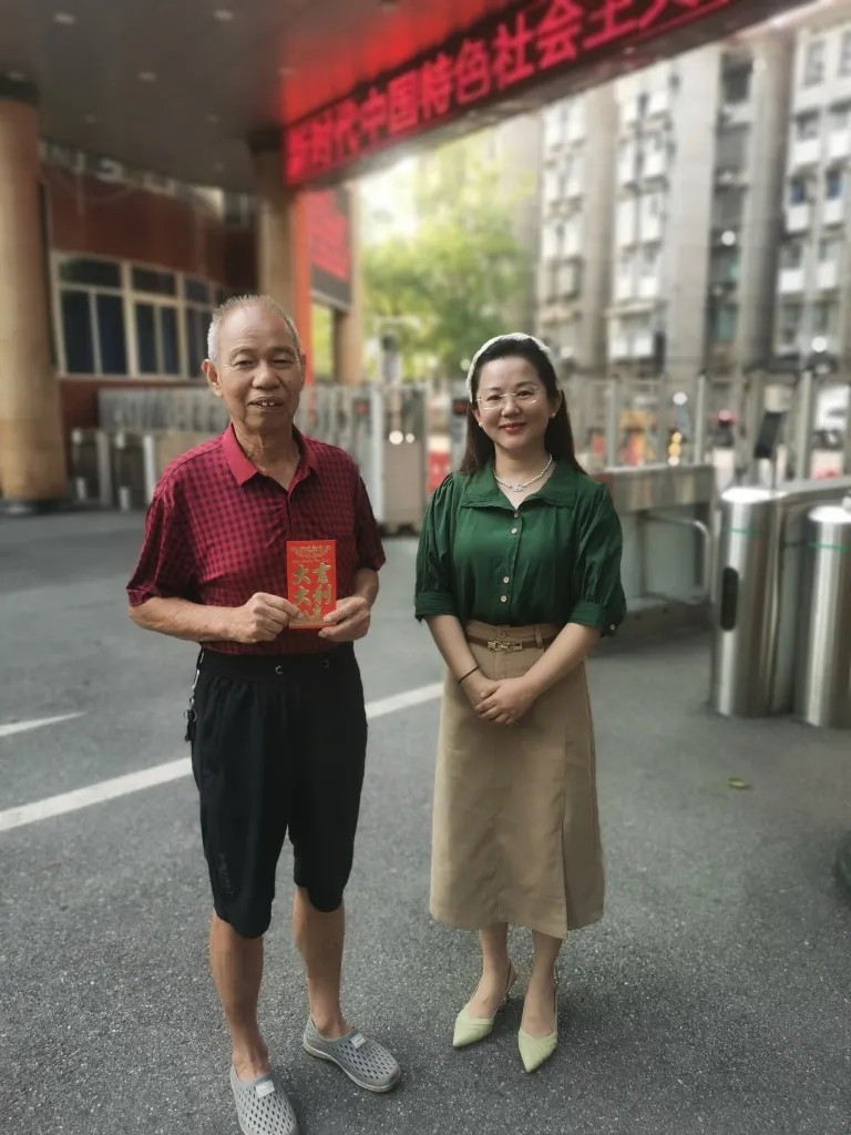 三尺讲台系国防 深情慰问暖兵心 ——湘机中学组织“八一”慰问退伍军人教师及军属 三尺讲台系国防 深情慰问暖兵心 ——湘机中学组织“八一”慰问退伍军人教师及军属