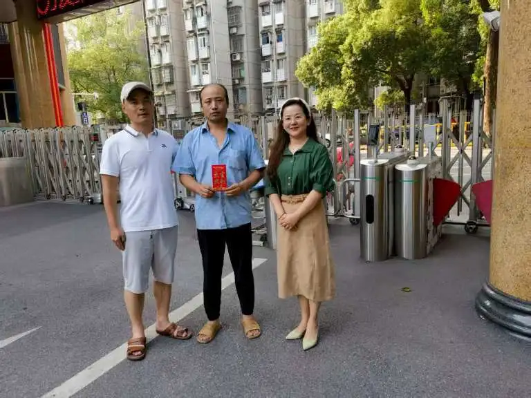 三尺讲台系国防 深情慰问暖兵心 ——湘机中学组织“八一”慰问退伍军人教师及军属 三尺讲台系国防 深情慰问暖兵心 ——湘机中学组织“八一”慰问退伍军人教师及军属