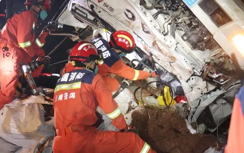 云南镇沅：载有“牛魔王”货车侧翻1人被困消防紧急救援