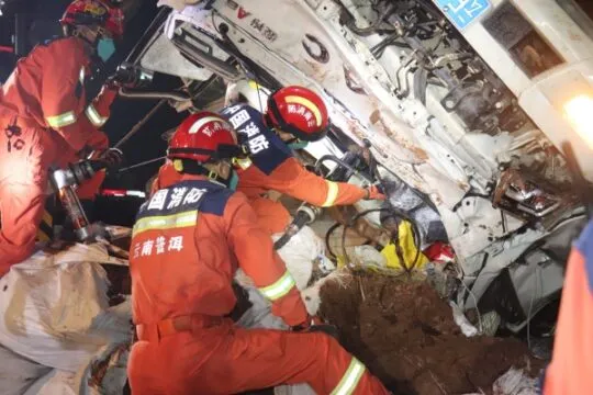 云南镇沅:载有“牛魔王”货车侧翻1人被困消防紧急救援 云南镇沅:载有“牛魔王”货车侧翻1人被困消防紧急救援