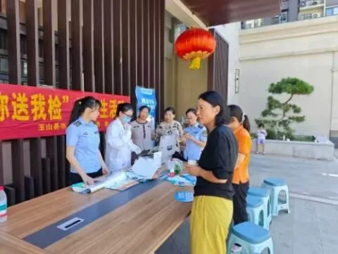 江西玉山县市场监管局开展食品安全“你点我检”进社区活动 江西玉山县市场监管局开展食品安全“你点我检”进社区活动