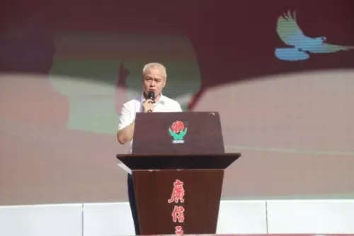 江西上饶广信二中举行2025级新生国防教育暨综合素质拓展训练开营仪式