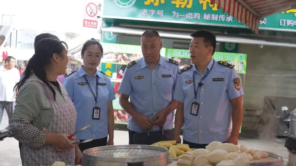 一抹市监“蓝”,守护昭通避暑游客“清凉一夏” 一抹市监“蓝”,守护昭通避暑游客“清凉一夏”