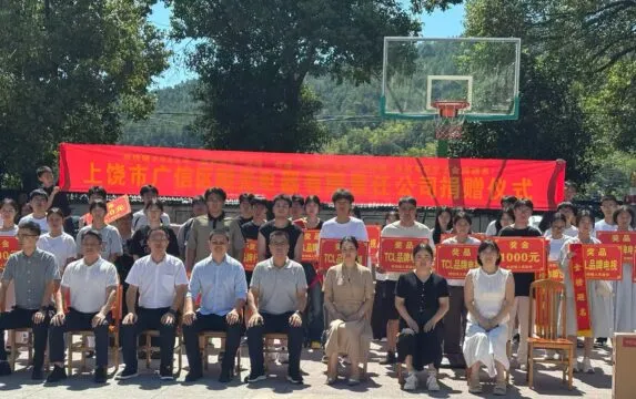 江西上饶郑坊镇：企业家情系桑梓  捐资助学暖乡邻