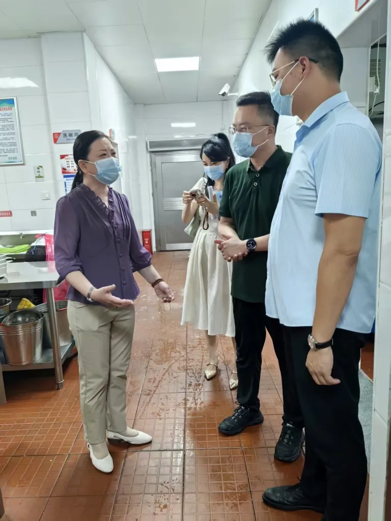 开学首餐暖人心 监督陪餐护食安 ——市教育局领导赴湘机中学开展“开学第一餐”督导工作 开学首餐暖人心 监督陪餐护食安 ——市教育局领导赴湘机中学开展“开学第一餐”督导工作