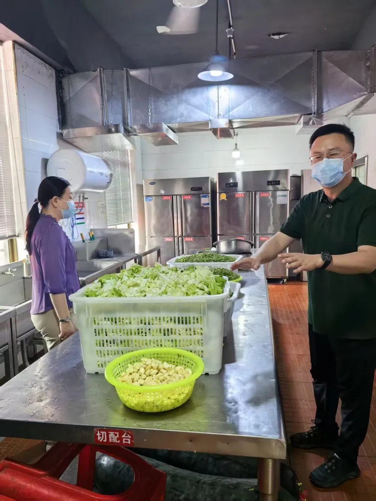 开学首餐暖人心 监督陪餐护食安 ——市教育局领导赴湘机中学开展“开学第一餐”督导工作 开学首餐暖人心 监督陪餐护食安 ——市教育局领导赴湘机中学开展“开学第一餐”督导工作