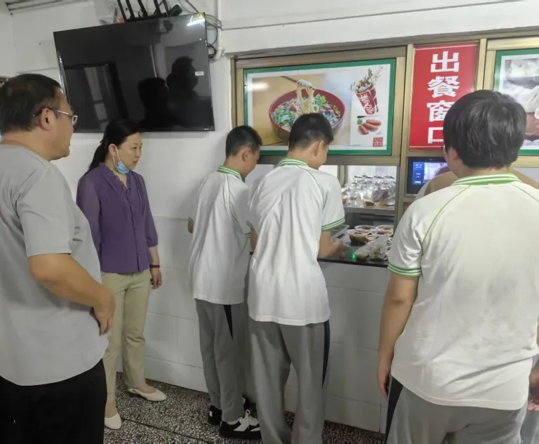 开学首餐暖人心 监督陪餐护食安 ——市教育局领导赴湘机中学开展“开学第一餐”督导工作 开学首餐暖人心 监督陪餐护食安 ——市教育局领导赴湘机中学开展“开学第一餐”督导工作