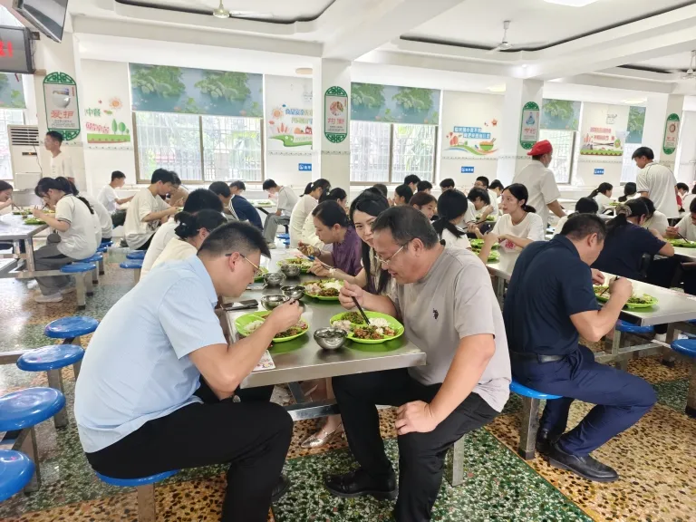 开学首餐暖人心 监督陪餐护食安 ——市教育局领导赴湘机中学开展“开学第一餐”督导工作 开学首餐暖人心 监督陪餐护食安 ——市教育局领导赴湘机中学开展“开学第一餐”督导工作