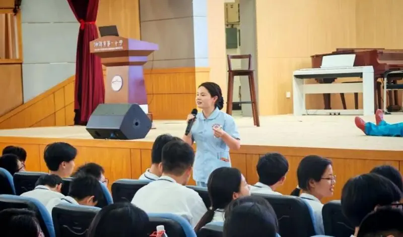 守护生命 “救”在身边——湘潭市中医医院急诊科为新生进行“开学第一课”急救知识培训