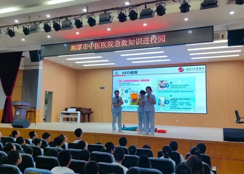 守护生命 “救”在身边——湘潭市中医医院急诊科为新生进行“开学第一课”急救知识培训