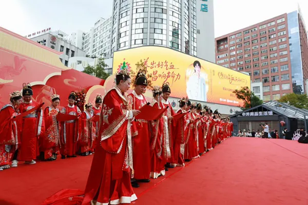昆明五华七夕“双场联动”:以爱为引,串联领证、婚礼、文化三重浪漫 昆明五华七夕“双场联动”:以爱为引,串联领证、婚礼、文化三重浪漫