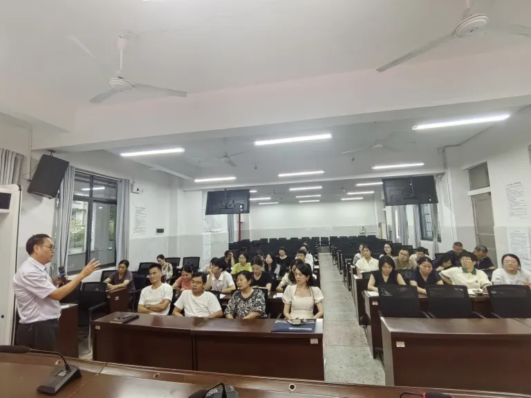 从“新”出发 向“心”而行——湘机中学高二年级召开2025秋季学期恳谈会