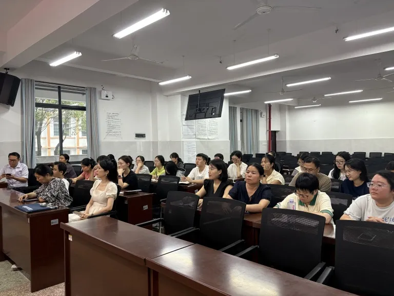 从“新”出发 向“心”而行——湘机中学高二年级召开2025秋季学期恳谈会