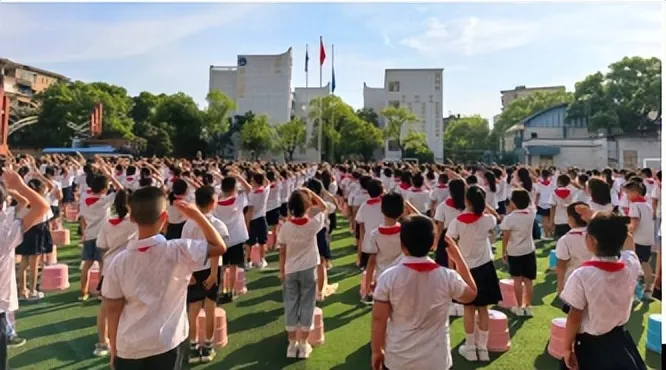 红色文化走进“开学第一课”——湘潭市延安精神研究会与市湘钢三校开展延安精神进校园,教育学生扣好人生第一粒扣子 红色文化走进“开学第一课”——湘潭市延安精神研究会与市湘钢三校开展延安精神进校园,教育学生扣好人生第一粒扣子
