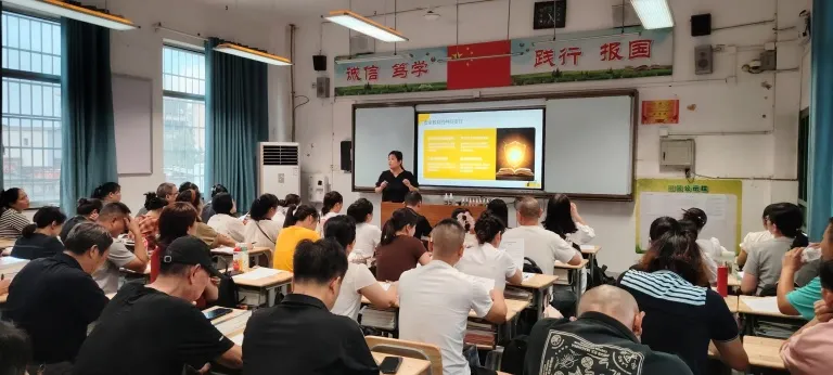 家校同心 护航成长 ——湘机中学组织高一年级家长座谈会 家校同心 护航成长 ——湘机中学组织高一年级家长座谈会