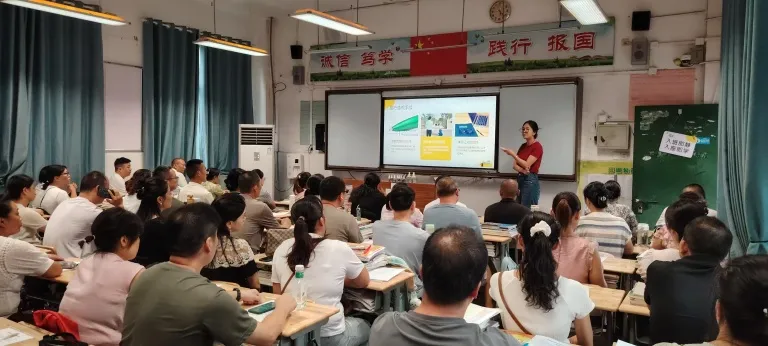 家校同心 护航成长 ——湘机中学组织高一年级家长座谈会 家校同心 护航成长 ——湘机中学组织高一年级家长座谈会