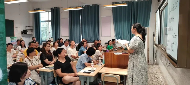 家校同心 护航成长 ——湘机中学组织高一年级家长座谈会 家校同心 护航成长 ——湘机中学组织高一年级家长座谈会