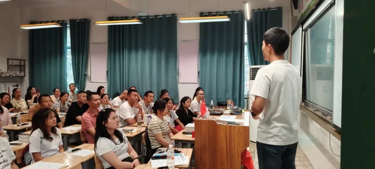 家校同心 护航成长 ——湘机中学组织高一年级家长座谈会 家校同心 护航成长 ——湘机中学组织高一年级家长座谈会
