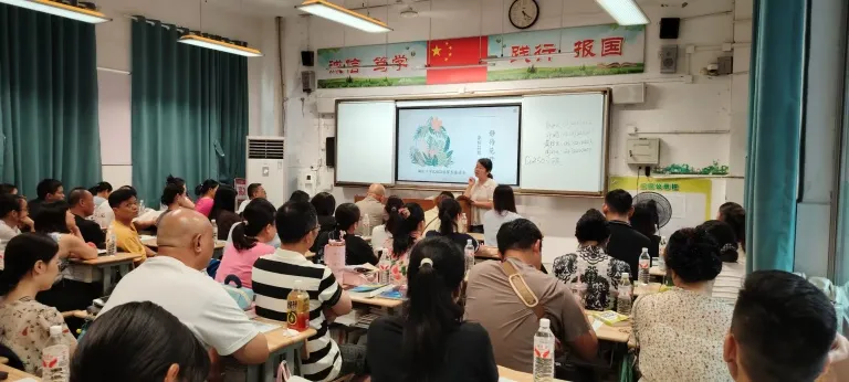 家校同心 护航成长 ——湘机中学组织高一年级家长座谈会 家校同心 护航成长 ——湘机中学组织高一年级家长座谈会