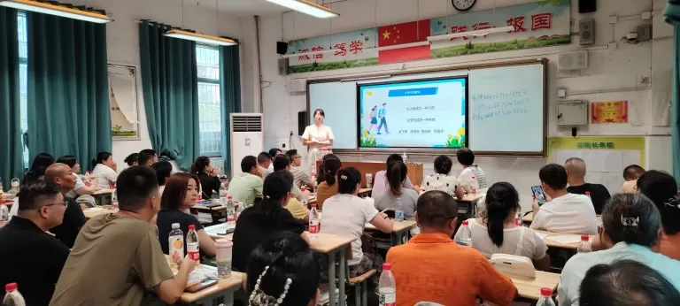 家校同心 护航成长 ——湘机中学组织高一年级家长座谈会 家校同心 护航成长 ——湘机中学组织高一年级家长座谈会