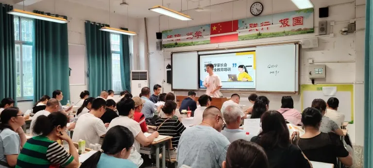 家校同心 护航成长 ——湘机中学组织高一年级家长座谈会 家校同心 护航成长 ——湘机中学组织高一年级家长座谈会