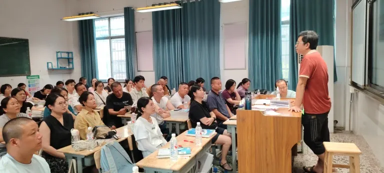 家校同心 护航成长 ——湘机中学组织高一年级家长座谈会 家校同心 护航成长 ——湘机中学组织高一年级家长座谈会