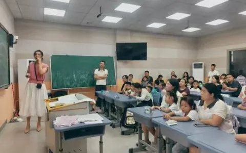 江西上饶广信区第三小学召开2025年秋季一年级家长会