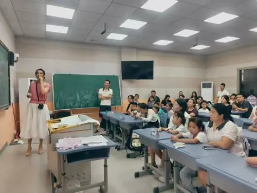 江西上饶广信区第三小学召开2025年秋季一年级家长会 江西上饶广信区第三小学召开2025年秋季一年级家长会