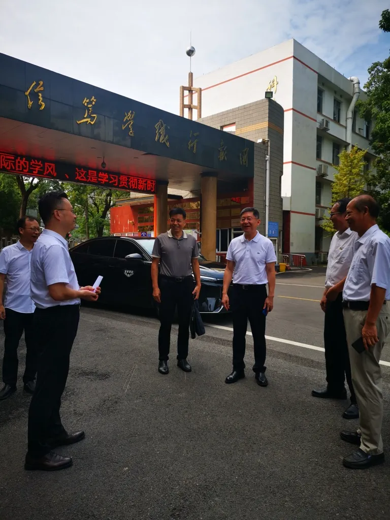 情暖师心,共筑教育新梦 ——湘潭市领导教师节慰问湘机中学优秀教师代表 情暖师心,共筑教育新梦 ——湘潭市领导教师节慰问湘机中学优秀教师代表