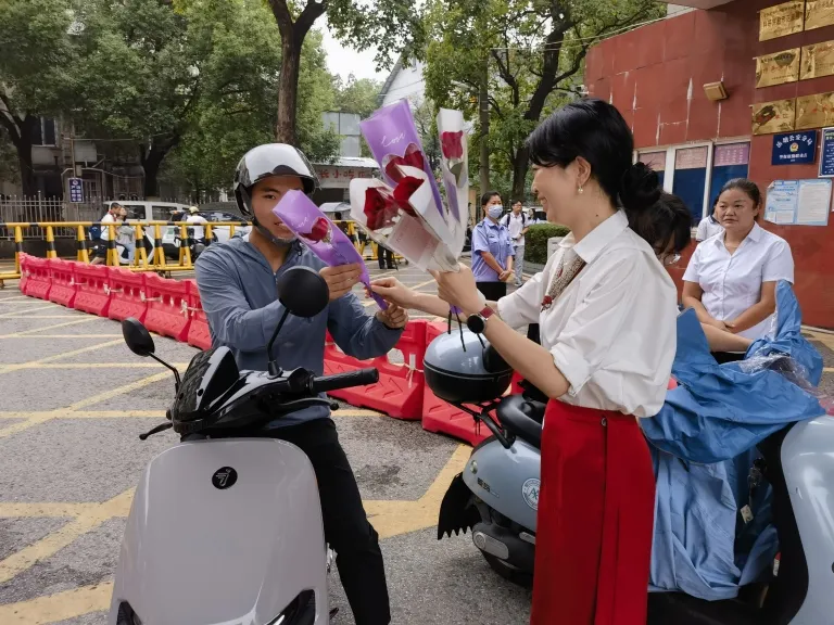 校园温情涌动致敬教育工作者 ——湘机中学工会暖心庆贺第41个教师节