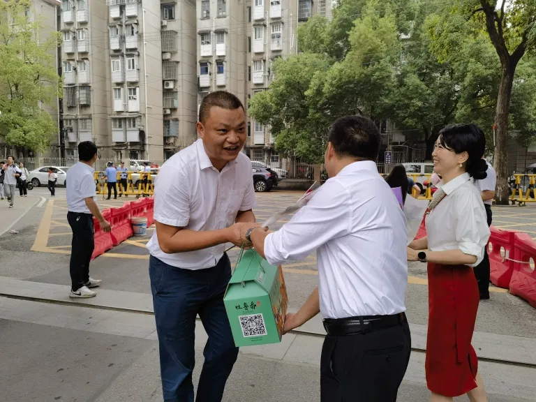 校园温情涌动致敬教育工作者 ——湘机中学工会暖心庆贺第41个教师节