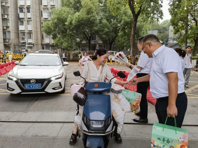 校园温情涌动致敬教育工作者 ——湘机中学工会暖心庆贺第41个教师节