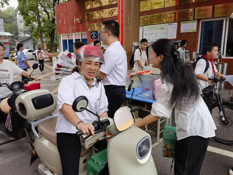 校园温情涌动致敬教育工作者 ——湘机中学工会暖心庆贺第41个教师节