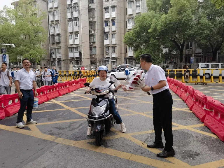 校园温情涌动致敬教育工作者 ——湘机中学工会暖心庆贺第41个教师节
