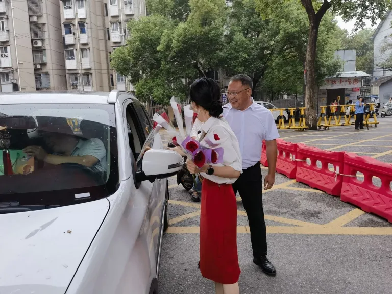 校园温情涌动致敬教育工作者 ——湘机中学工会暖心庆贺第41个教师节