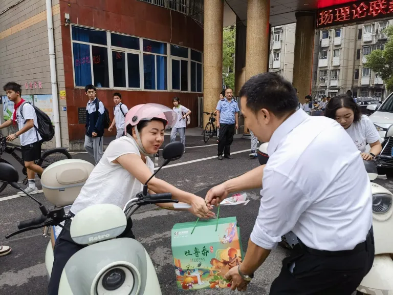 校园温情涌动致敬教育工作者 ——湘机中学工会暖心庆贺第41个教师节
