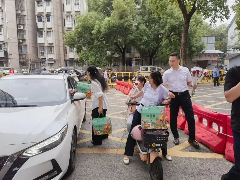 校园温情涌动致敬教育工作者 ——湘机中学工会暖心庆贺第41个教师节
