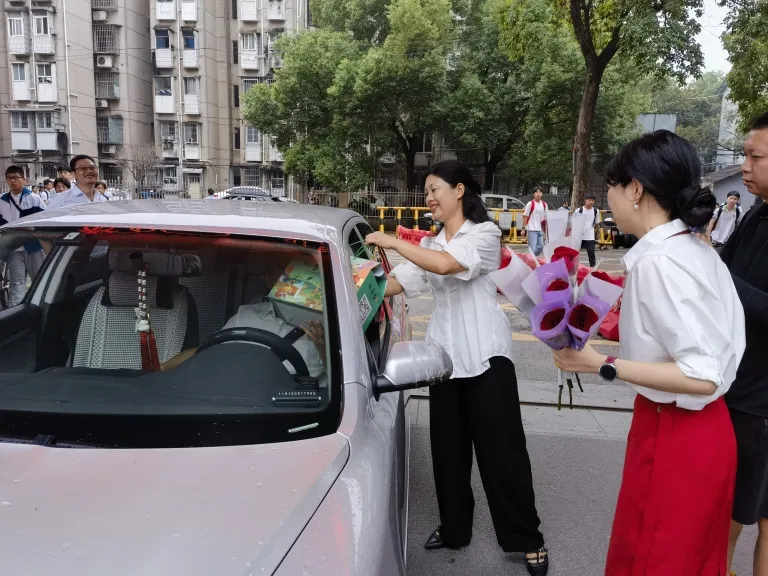 校园温情涌动致敬教育工作者 ——湘机中学工会暖心庆贺第41个教师节