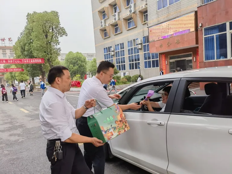 校园温情涌动致敬教育工作者 ——湘机中学工会暖心庆贺第41个教师节