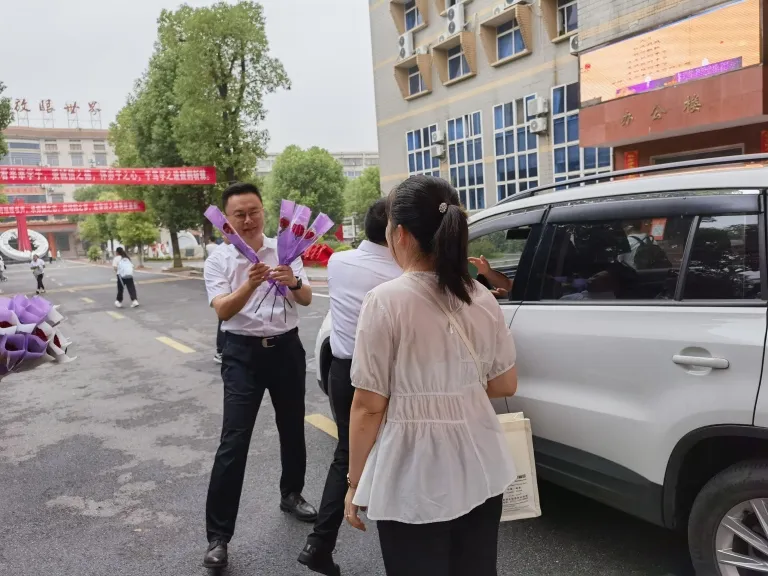 校园温情涌动致敬教育工作者 ——湘机中学工会暖心庆贺第41个教师节