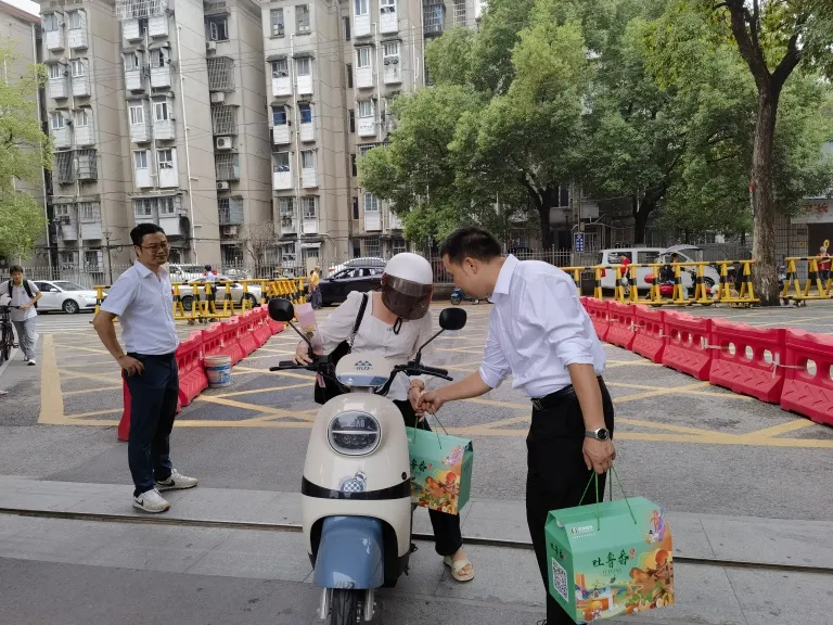校园温情涌动致敬教育工作者 ——湘机中学工会暖心庆贺第41个教师节