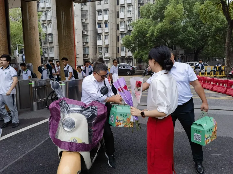 校园温情涌动致敬教育工作者 ——湘机中学工会暖心庆贺第41个教师节