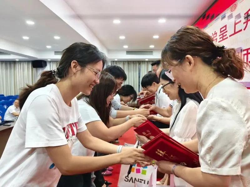 薪火相传，赋能成长——湘潭凤凰中学2025年 新进教师拜师仪式