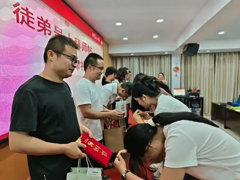 薪火相传，赋能成长——湘潭凤凰中学2025年 新进教师拜师仪式