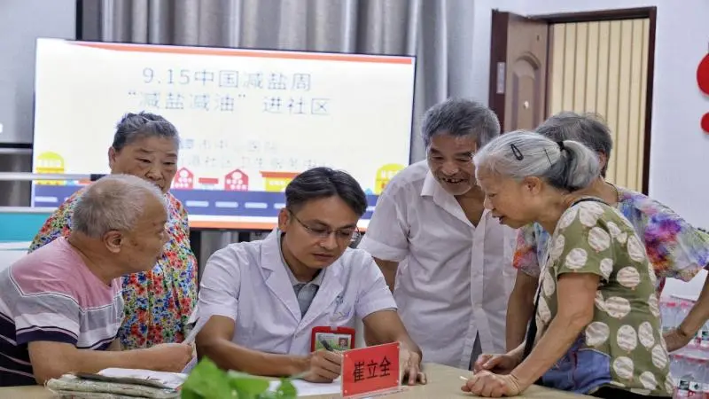 “三减三健”走进社区——湘潭市中心医院开展减盐周宣传活动 “三减三健”走进社区——湘潭市中心医院开展减盐周宣传活动