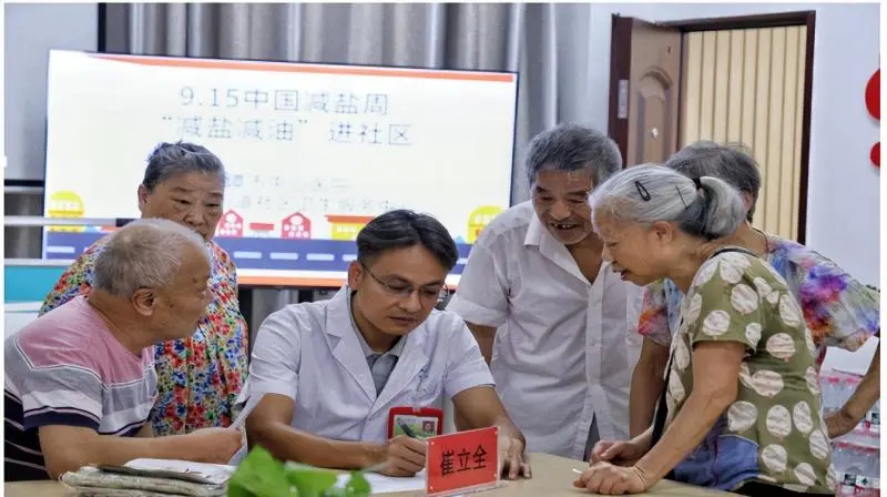 “三减三健”走进社区——湘潭市中心医院开展减盐周宣传活动 “三减三健”走进社区——湘潭市中心医院开展减盐周宣传活动