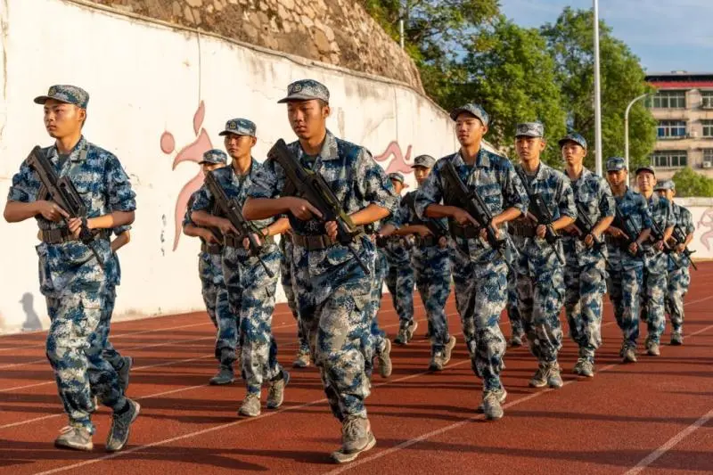 秉初心于实处 赋时代以新声——湘潭凤凰中学隆重举行2025年秋季开学典礼暨教师节表彰大会