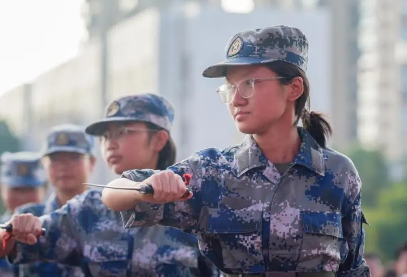 秉初心于实处 赋时代以新声——湘潭凤凰中学隆重举行2025年秋季开学典礼暨教师节表彰大会